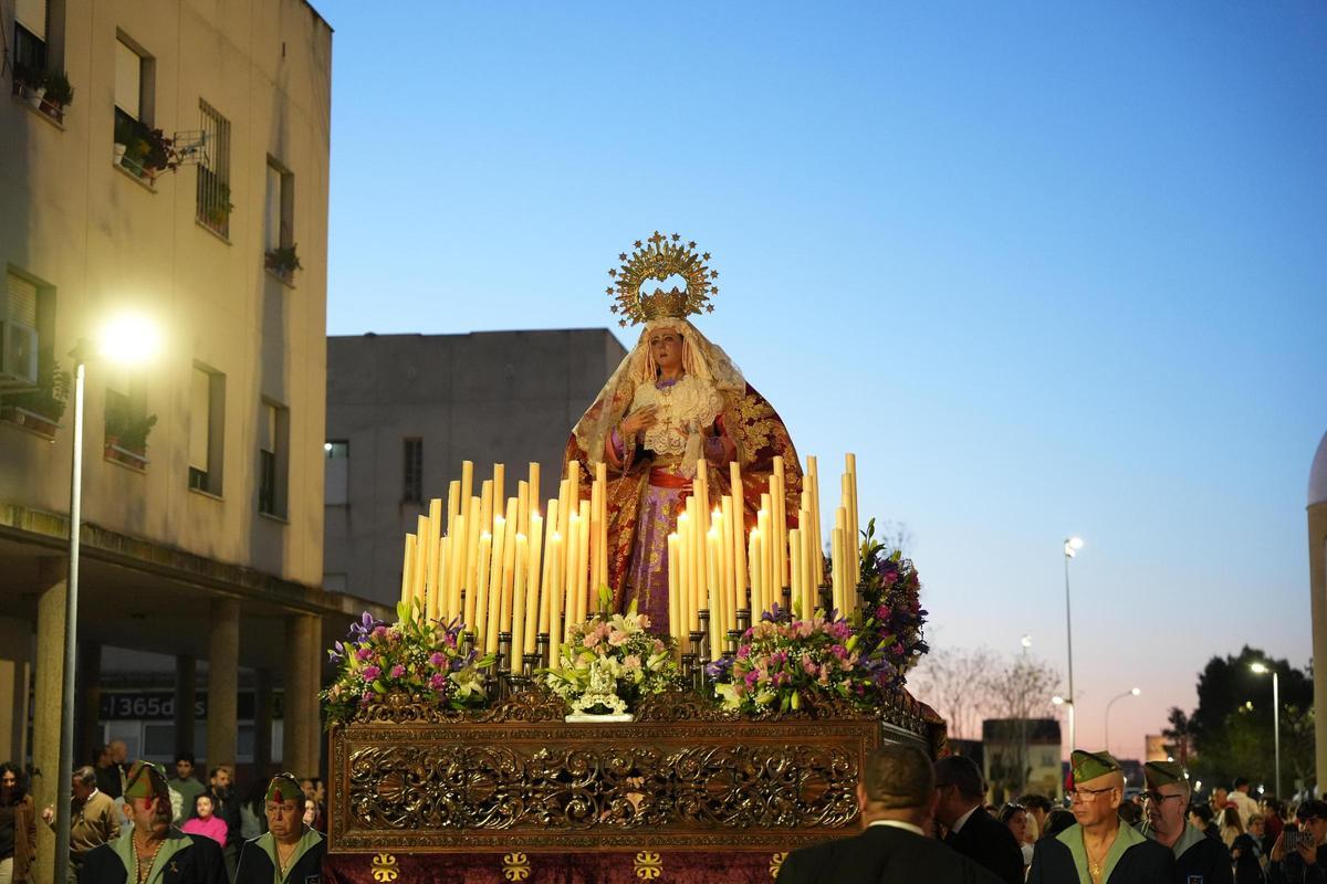 La Virgen con la saya confeccionada a partir de un traje de luces procesiona por el Cerro de Reyes, este sábado.
