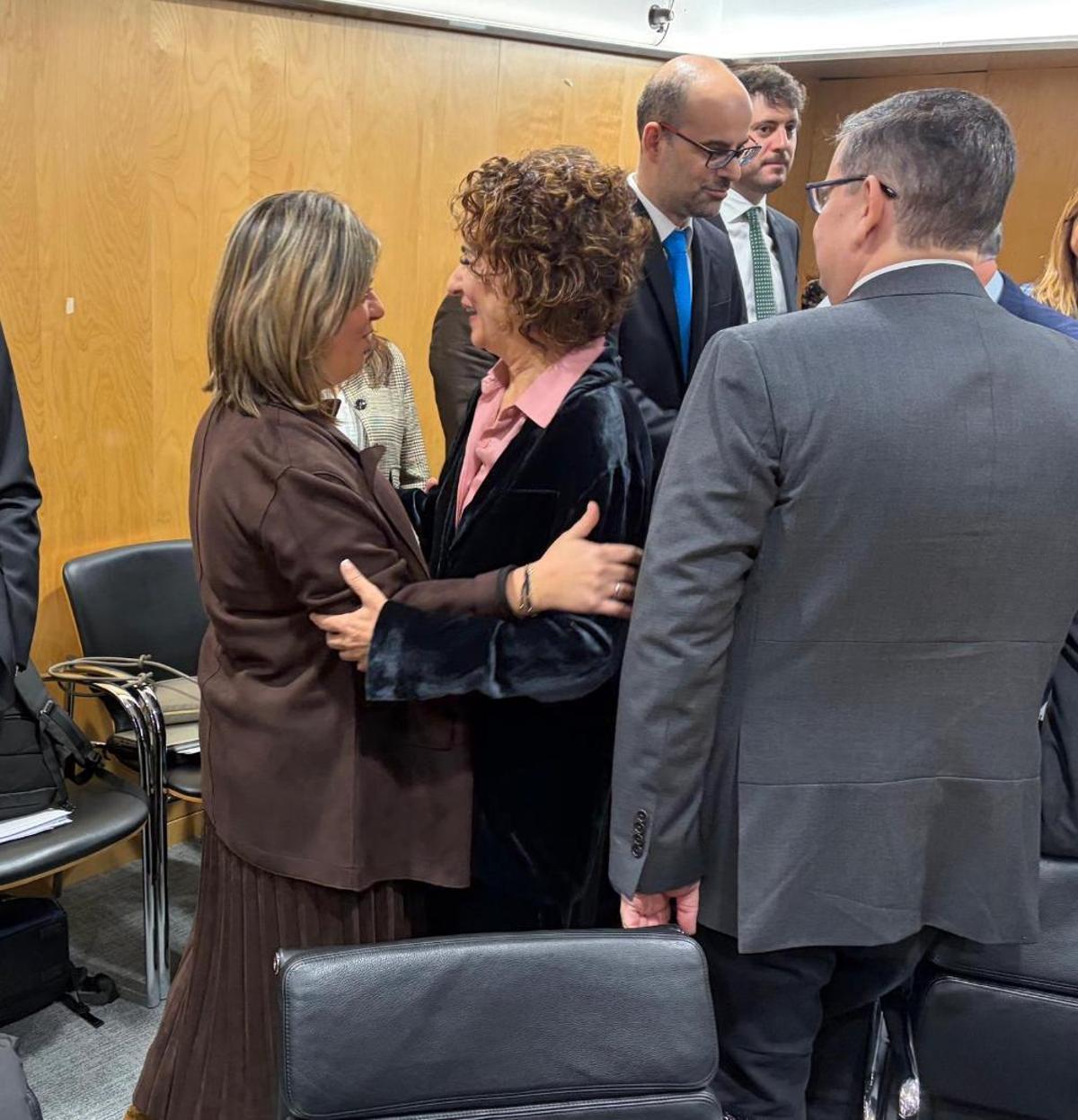 Gimena Llamedo, saludando a María Jesús Montero, esta mañana