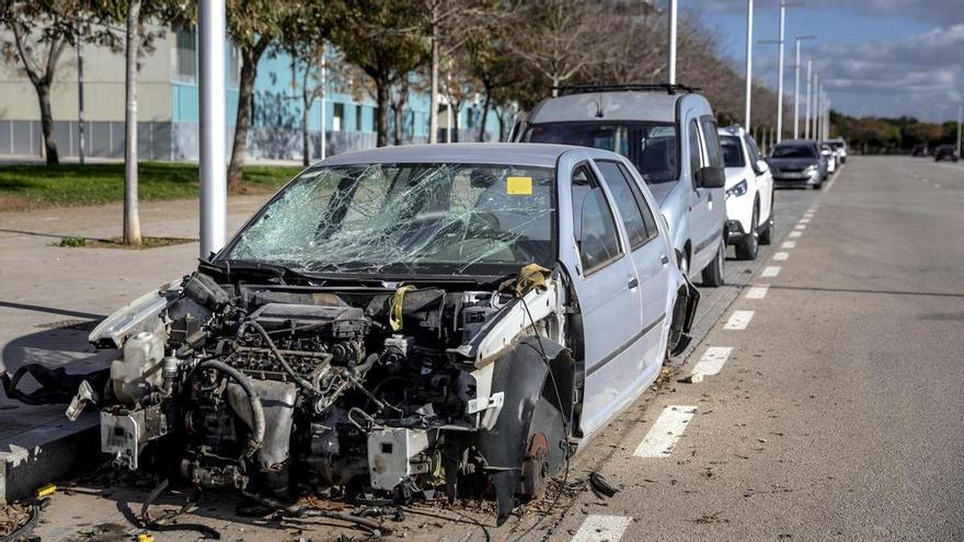 Warum die Polizei abgefackelte Autowracks auf Mallorca nicht einfach abschleppen kann