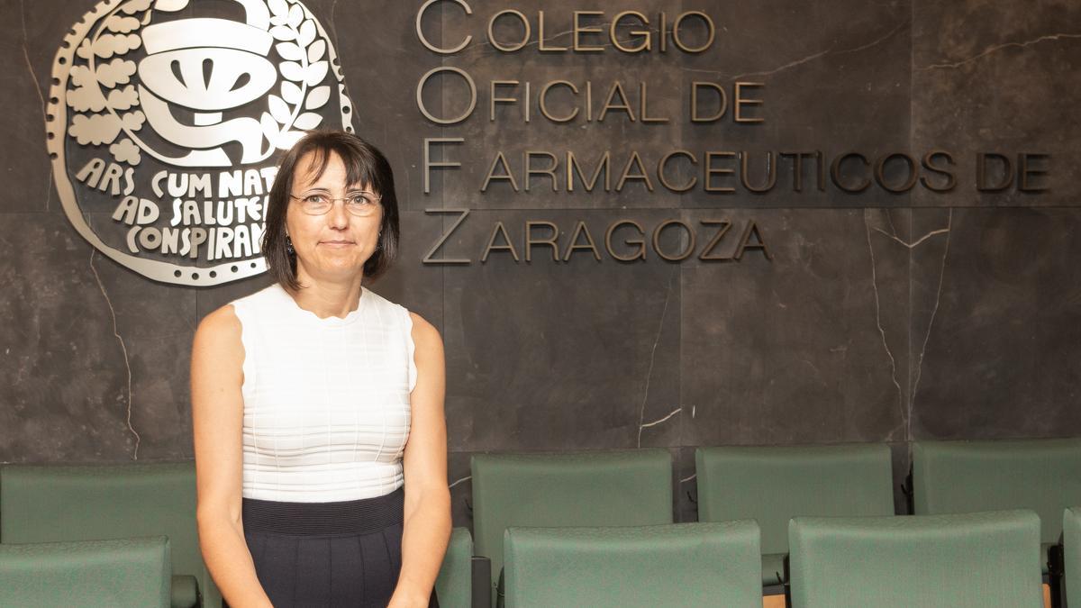 Rosa Morillo, vocal del Colegio Oficial de Farmacéuticos de Zaragoza, es una de las autoras de la guía.