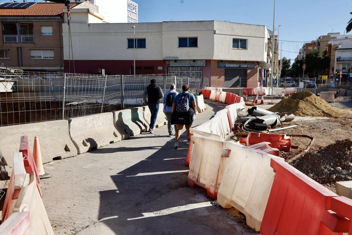 Vecinos pasan de un lado a otro de Manises en las obras de la carretera del aeropuerto.