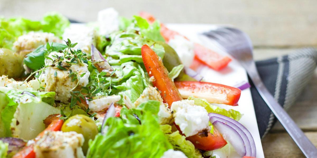 Las mejores opciones son sopas, ensaladas acompañadas con algo de proteína y frutas.