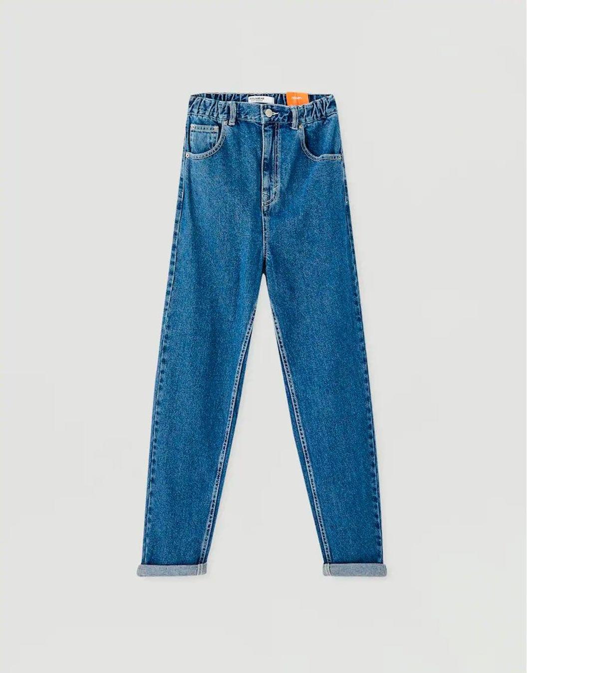 Jeans en color medio de Pull &amp; Bear. (Precio rebajado: 15,99 euros)