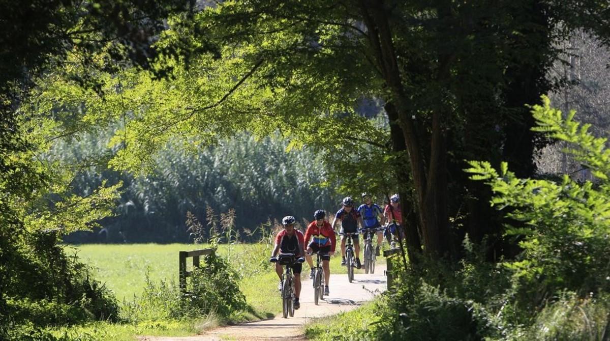 El Govern potencia el uso de la bicicleta en la movilidad diaria con carriles bici hacia polígonos