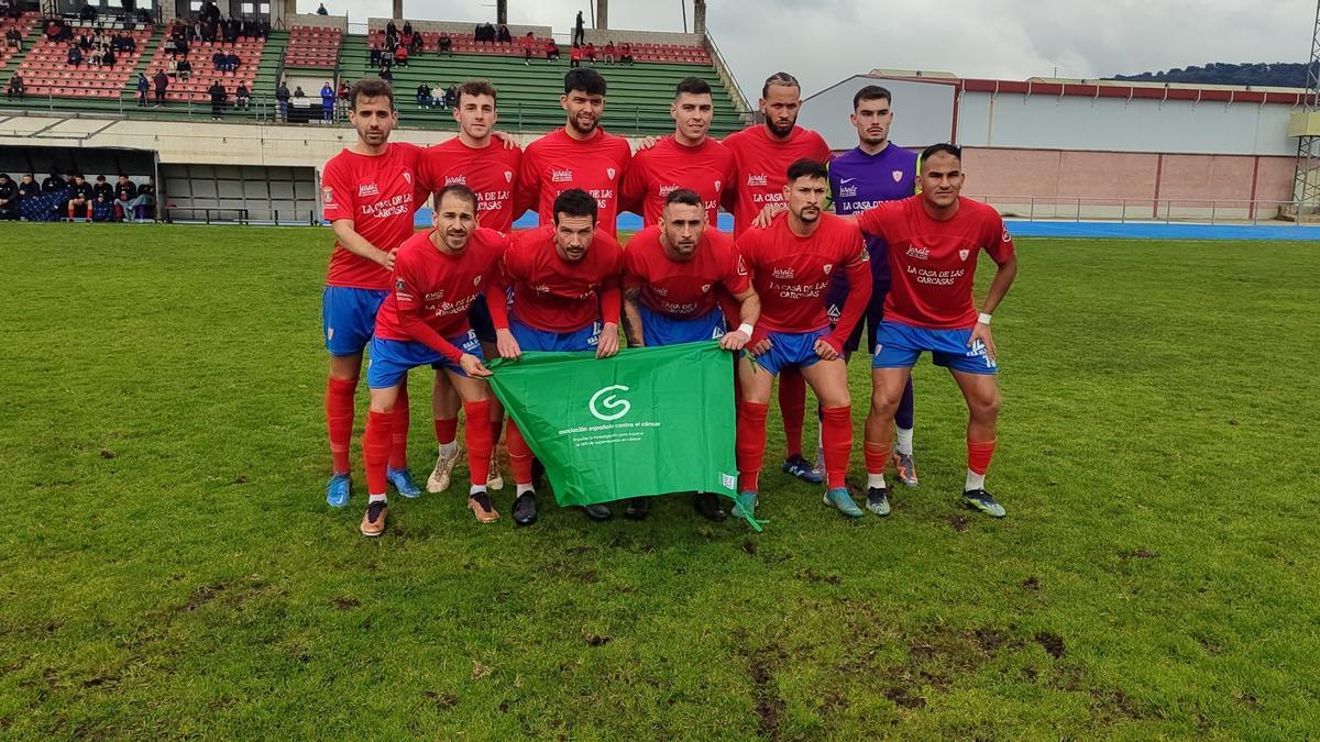 El Jaraíz, en Jerez de los Caballeros, con el pañuelo de lucha contra el cáncer.