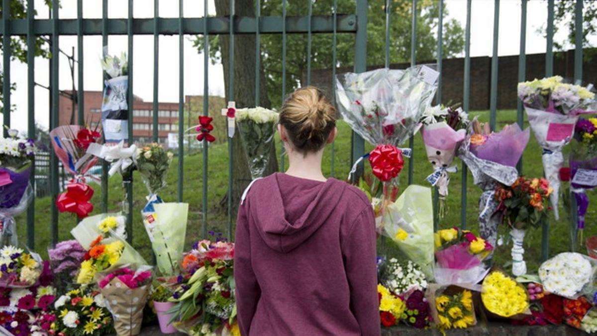 Flores de homenaje al soldado asesinado en Londres.