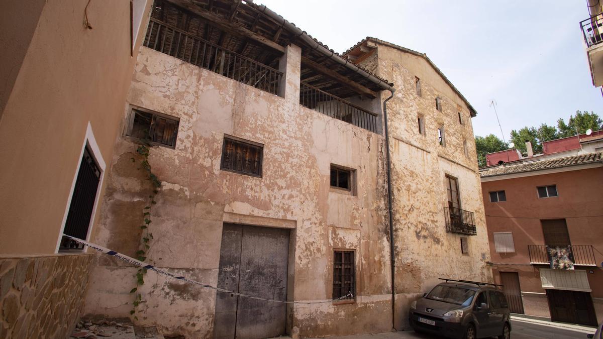 Una casa de Xàtiva se cae a pedazos