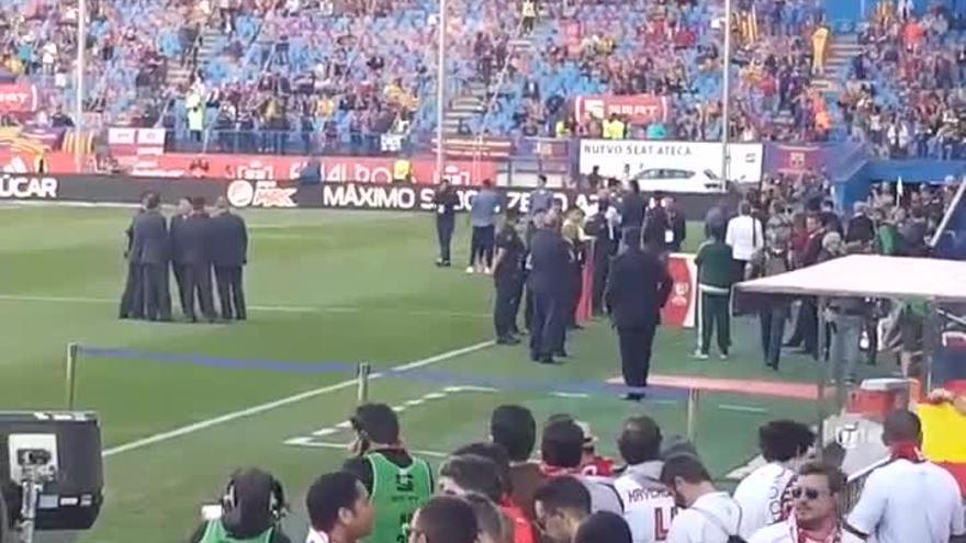 Luis Enrique y el cuerpo técnico, sobre el césped del Calderón