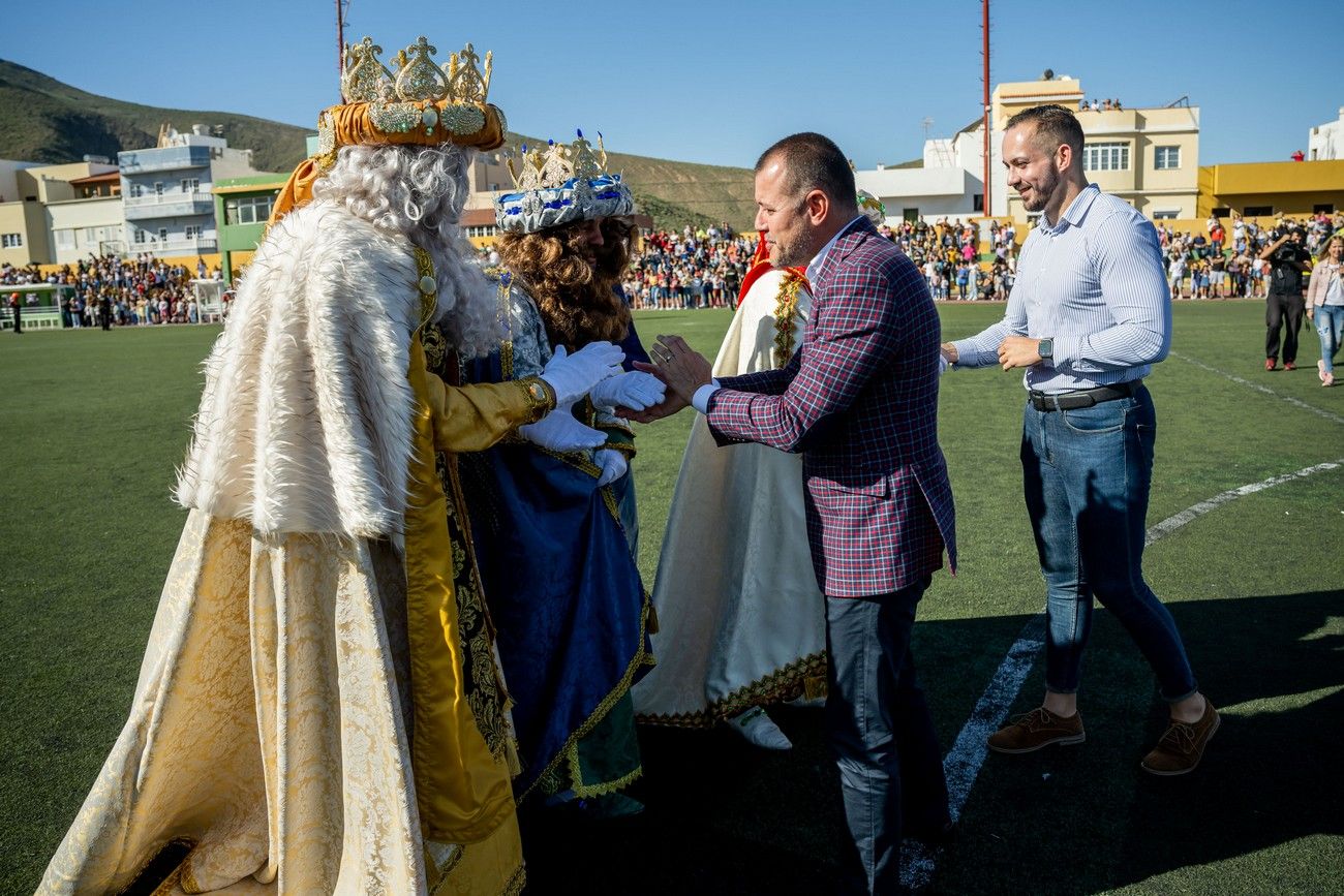 Miles de personas llenan de ilusión el Estadio de Barrial en la llegada de los Reyes Magos