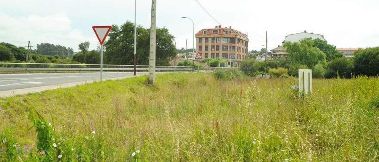 Finca en la que se construirá la plaza pública de Ponte Dena. // Iñaki Abella