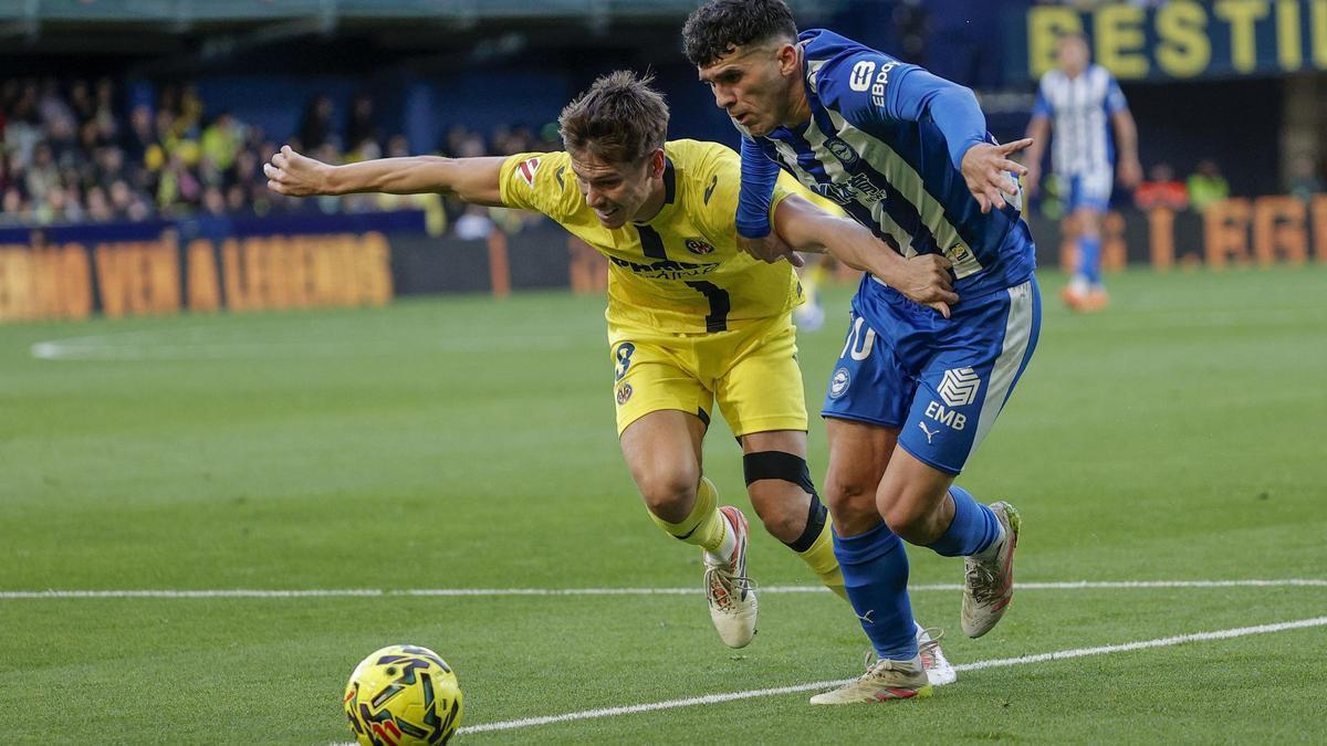 Foyth se mide ante Aleñá en el Villarreal-Alavés.