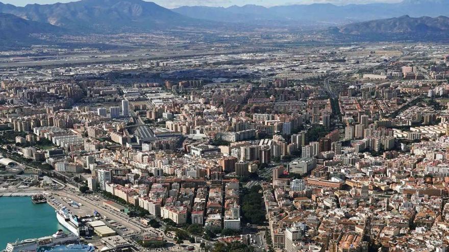 Una vista de Málaga con la zona de expansión al fondo. | ÁLEX ZEA