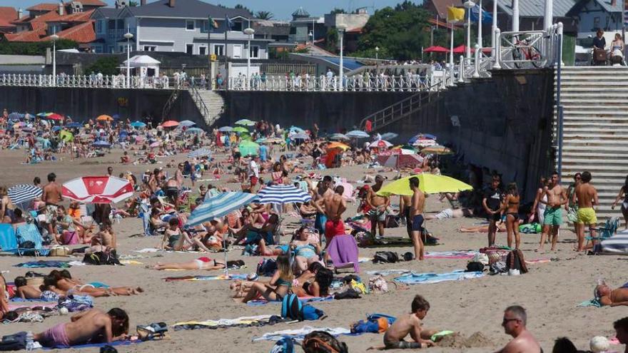 La playa de Salinas, durante un día de sol el pasado mes de julio.