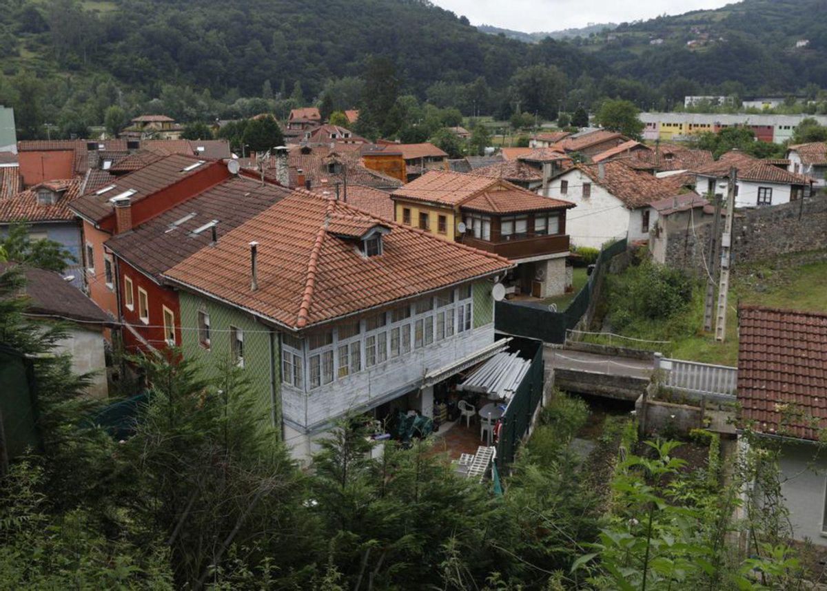 1. La iglesia de Santiago Apóstol. 2. Vista general de Tudela Agüeria. 3. Paula Menéndez junto al lavadero de la localidad. 4. «El chalet», que aparece en la película «La torre de Suso». 5. Uno de los hórreos del pueblo de Tudela. | |