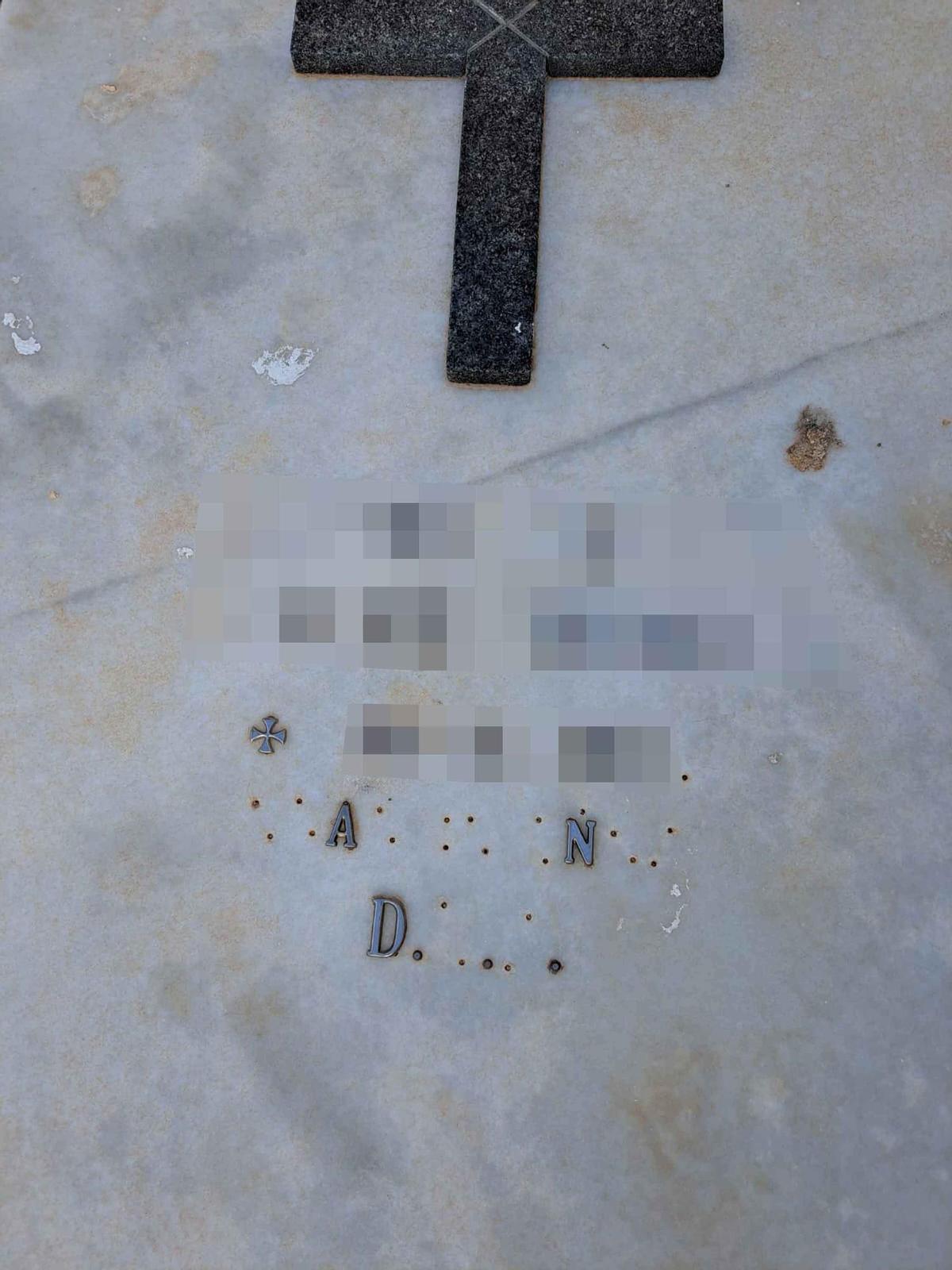 Lápidas levantadas y nichos destrozados por vandalismo en el cementerio de Tabarca