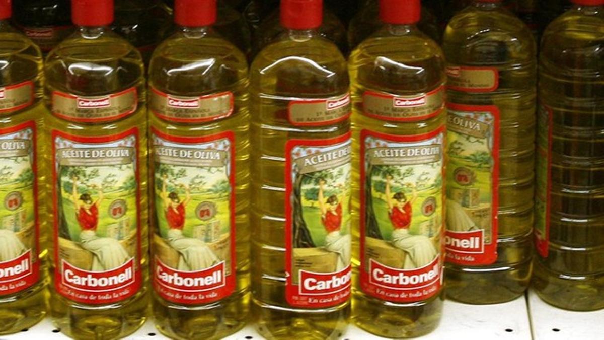 Botellas de aceite Carbonell, una de las marca de Deoleo.