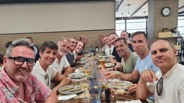 Comida en La Rectoral, en San Martiño, de gran parte de aquella histórica plantilla. | FDV