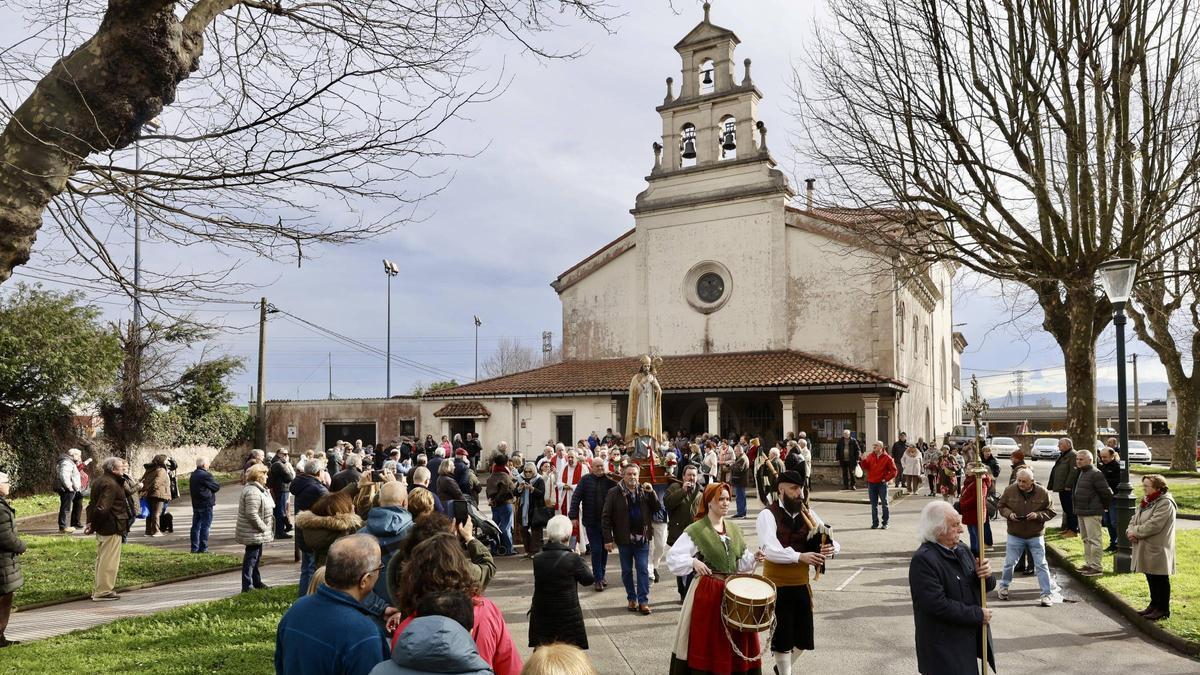 La Iglesia de Jove celebra su tradición con miles de rosquillas en honor a San Blas: "Tengo mucha fe en él"