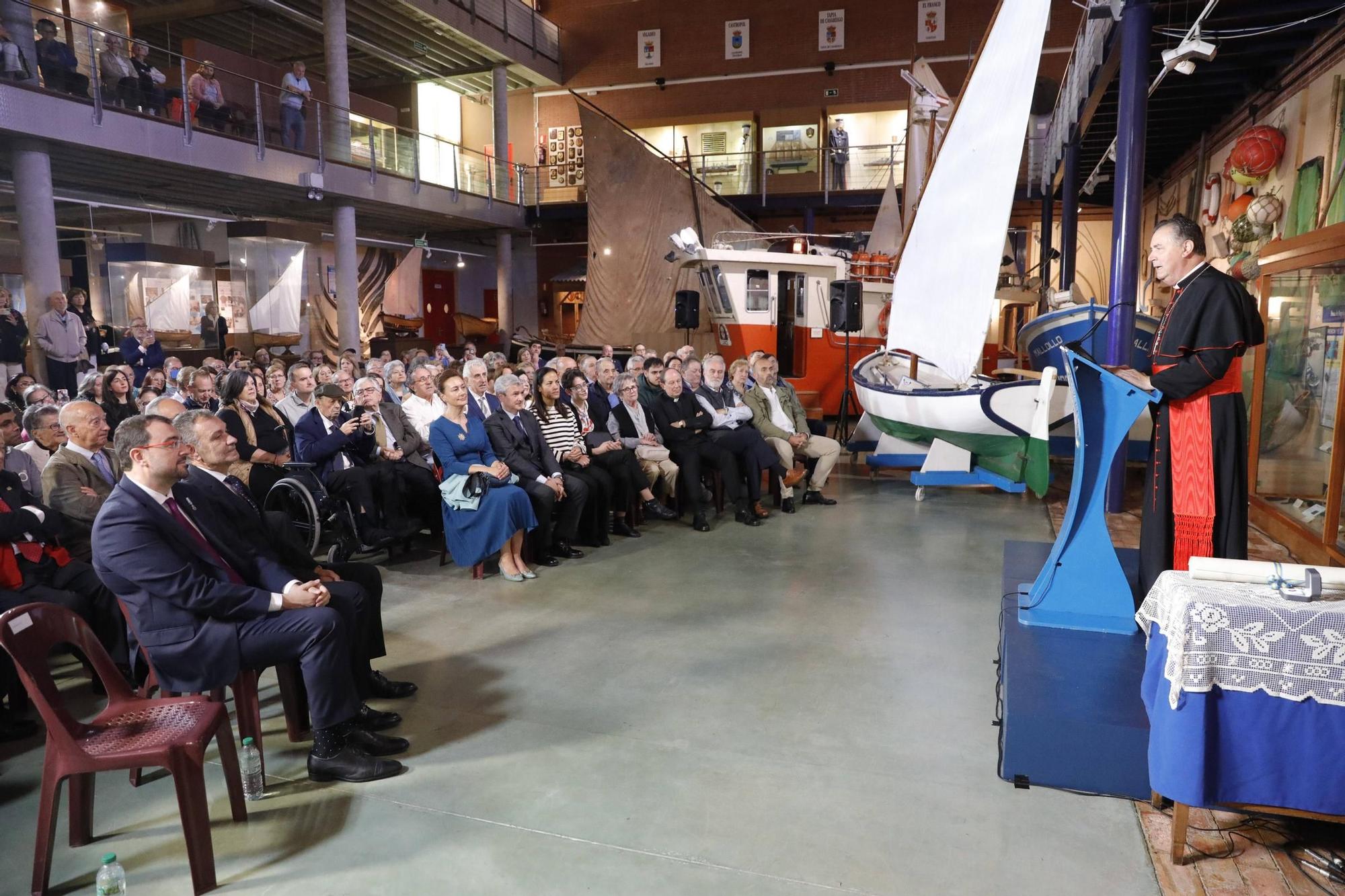 El cardenal Ángel  Fernández Artime recibe el título de Hijo Predilecto de Asturias en Luanco (Gozón)
