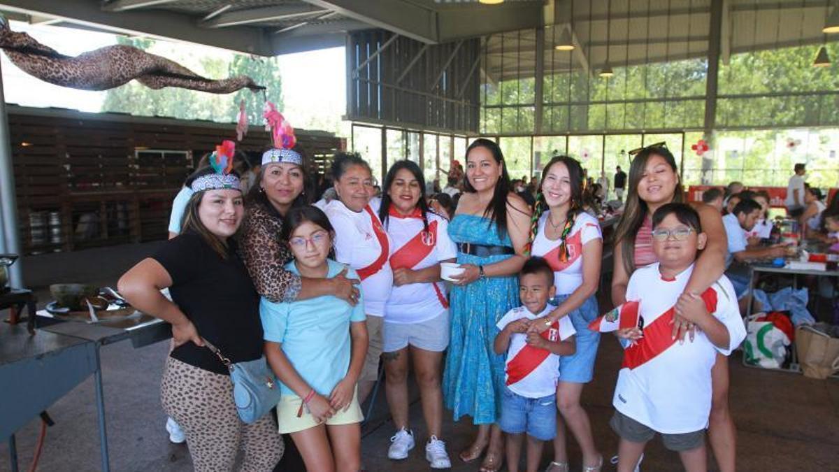 Un grupo de peruanos y peruanas participantes en su fiesta nacional celebrada en Ourense