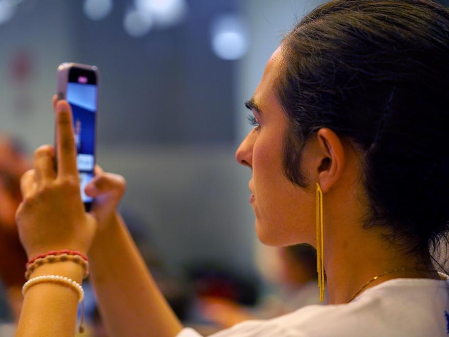 Ni generació muda ni addictes: els joves prefereixen relacionar-se cara a cara abans que per mòbil