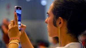 Ni generació muda ni addictes: els joves prefereixen relacionar-se cara a cara abans que per mòbil