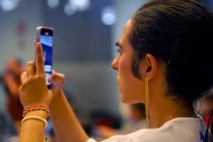Ni generació muda ni addictes: els joves prefereixen relacionar-se cara a cara abans que per mòbil