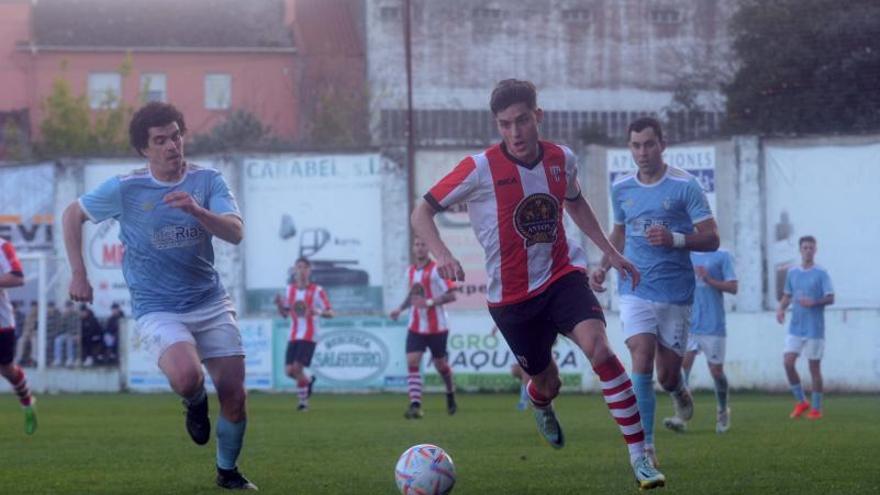 Óscar Iglesias se lleva el balón en un lance del encuentro de ayer.