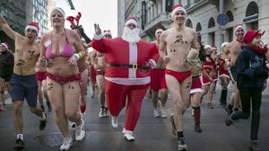 Un centenar de persones disfressades de Pare Noel corren mig despullades a Budapest
