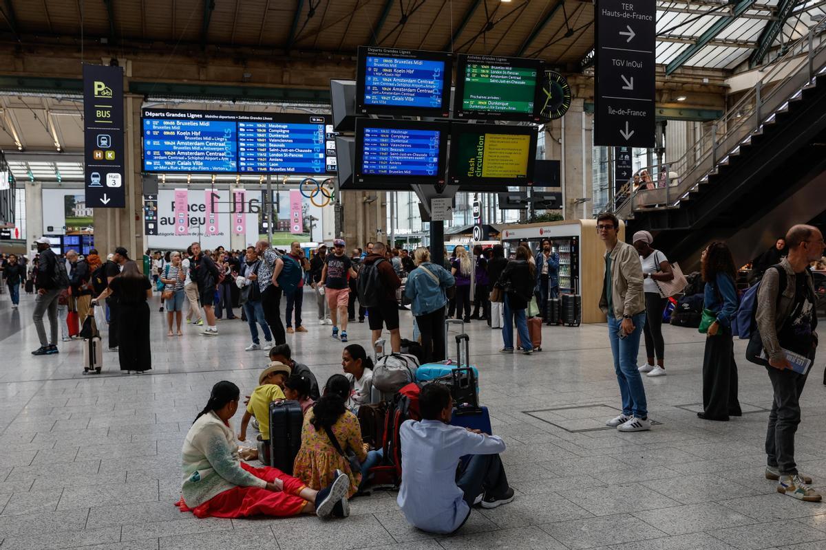 Paris (France), 26/07/2024.- Stranded passengers wait inside Gare du Nord station in Paris, France, 26 July 2024. Frances high speed rail network TGV was severely disrupted on 26 July following a massive attack, according to train operator SNCF, just hours before the opening ceremony of the Paris 2024 Olympic games. French Transport Minister Patrice Vergriete condemned these criminal actions saying that they would seriously disrupt traffic until this weekend. Around 800,000 passengers are expected to be affected over the weekend. (Francia) EFE/EPA/MAST IRHAM