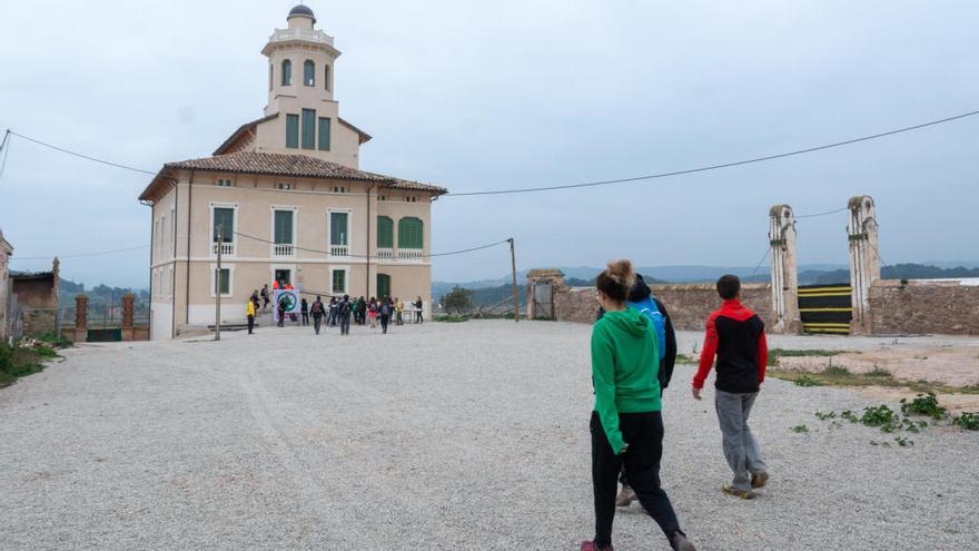 Participants de la Marxa del Pelegrí a la torre Lluvià.