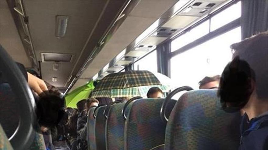 Con el paraguas en el bus
