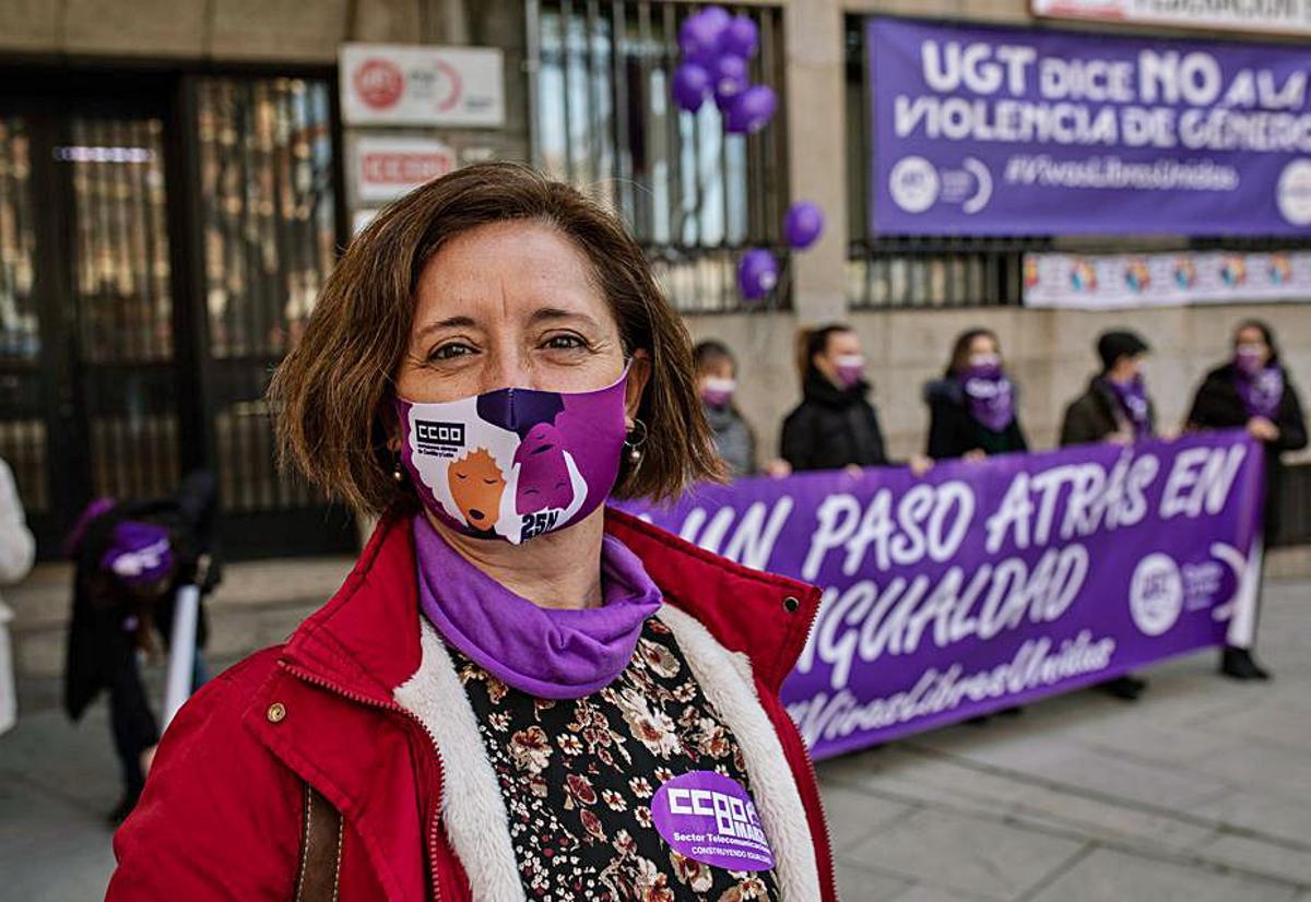 Una mujer, en la concentración convocada por los sindicatos. | Emilio Fraile