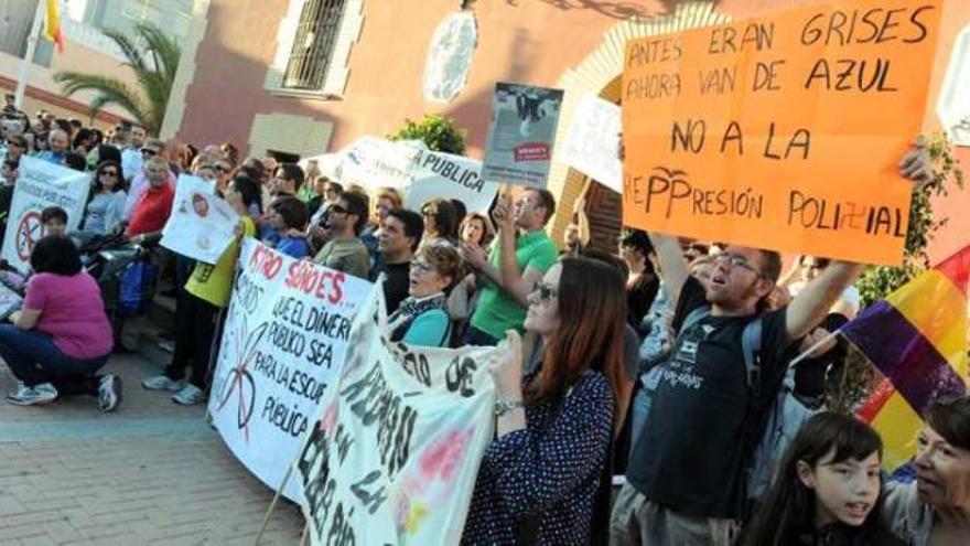 Una imagen de la protesta protagonizada ayer por la comunidad educativa de Redován.