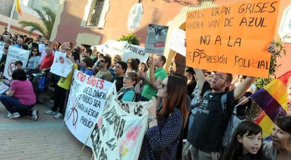 Una imagen de la protesta protagonizada ayer por la comunidad educativa de Redován.