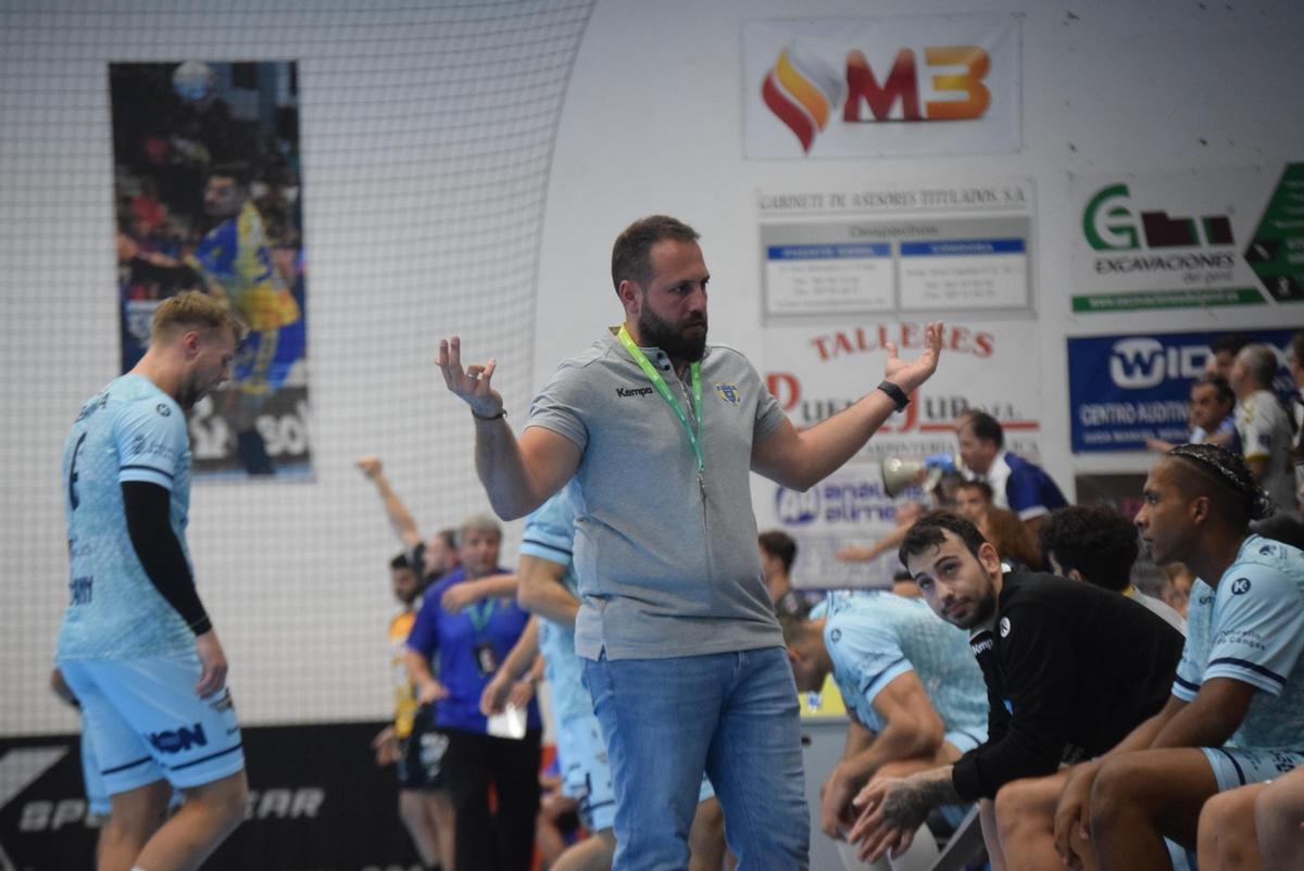 Nacho Moyano durante un momento del encuentro entre Puente Genil y Frigoríficos del Morrazo.