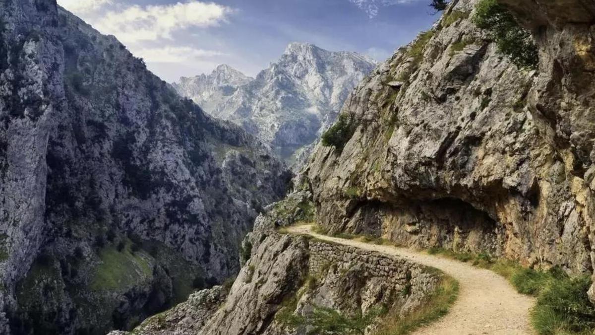 La ruta de senderismo más espectacular que vas a hacer este enero pasa por desfiladeros de más de 2.000 metros de altura