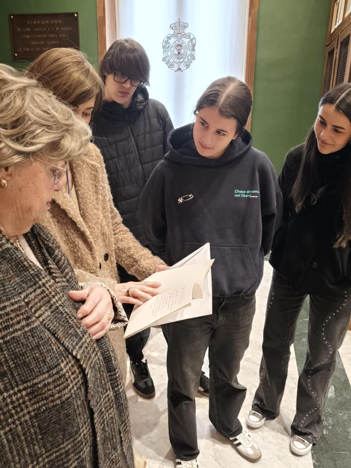 La madre, las hermanas y los sobrinos de Alfonso Frade Gómez revisando el manuscrito.