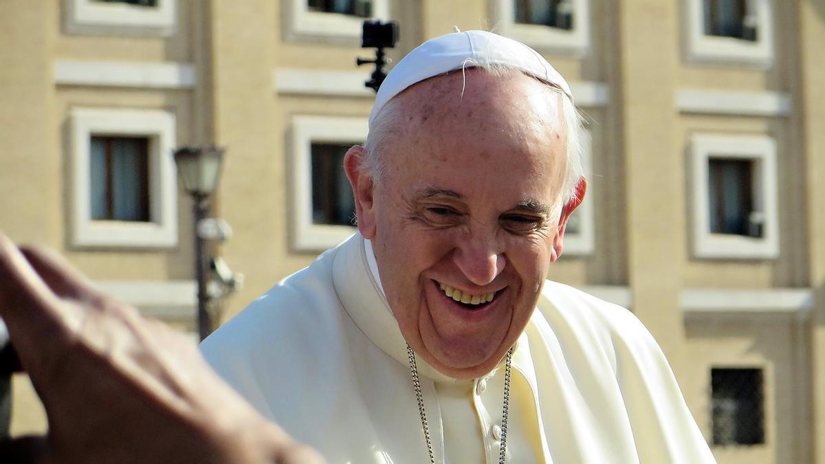 El papa Francisco saluda a los fieles