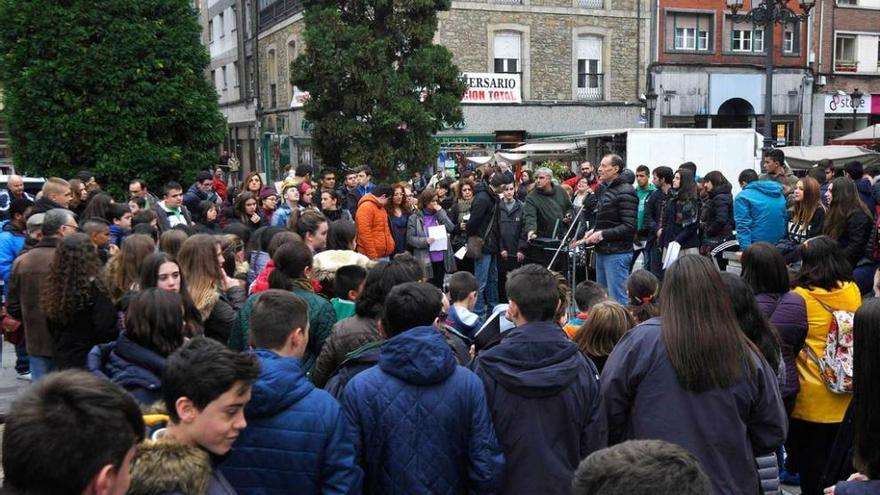 Niños y jóvenes de los centros escolares escuchan al alcalde de Langreo en el acto organizado por &quot;Intervalo&quot;.