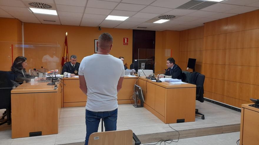 El acusado de hacer un explosivo y herir a vecinos de Tenerife niega los hechos