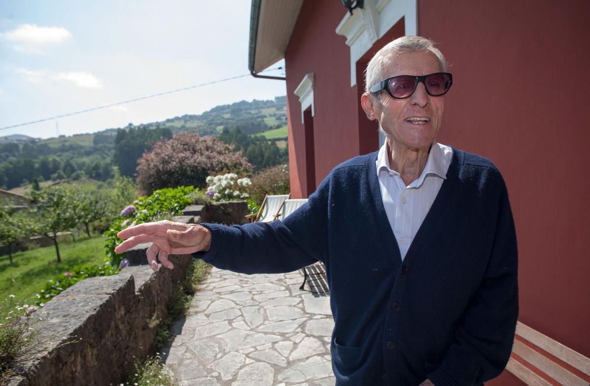 Fernando Olivié González Pumariega, en el porche de su casa de verano  en Calavero, en Illas.  | R. S.