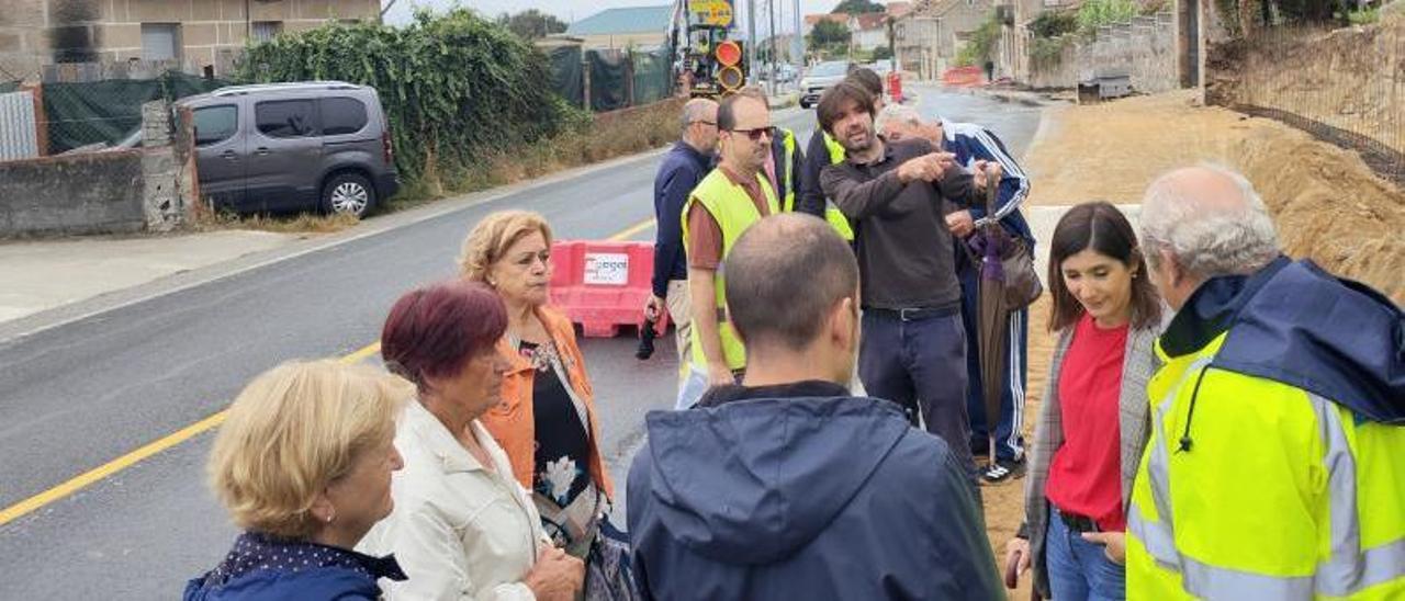 Representantes de la Consellería, del Concello y de la Asociación de Veciños ayer en las obras de la PO-551. |  FDV