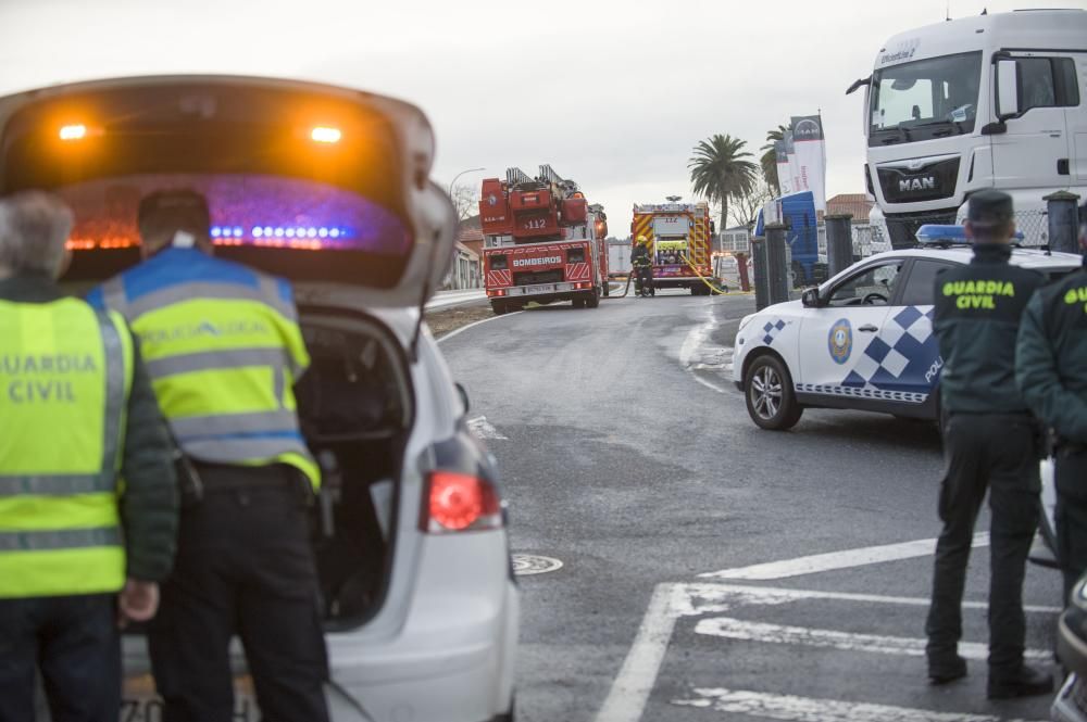 Bomberos del parque comarcal y efectivos de emergencias de Oleiros apagan un fuego en una nave de la compañía MAN situada junto a la Nacional VI - El fuego calcinó un camión y afectó a otros dos.