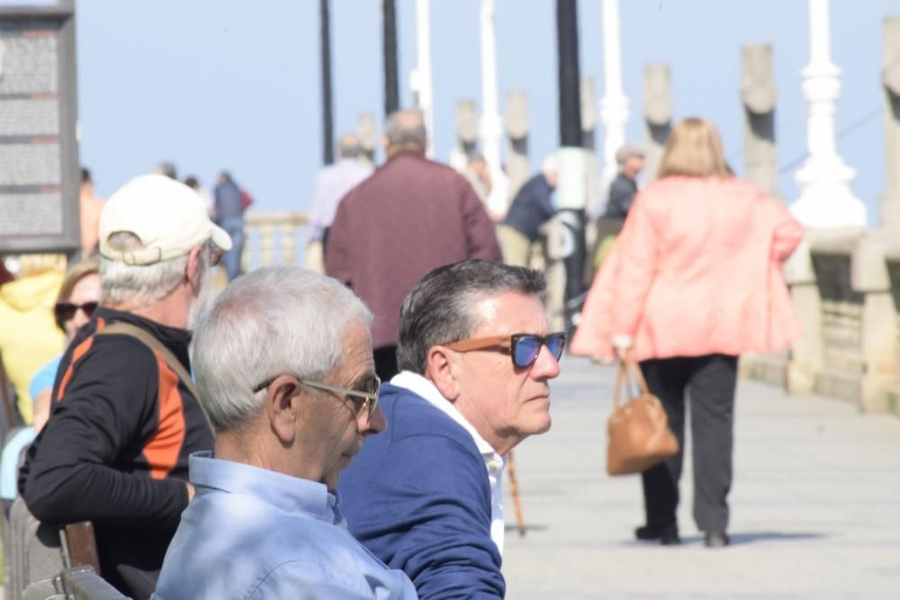 Gente tomando el sol en Gijón