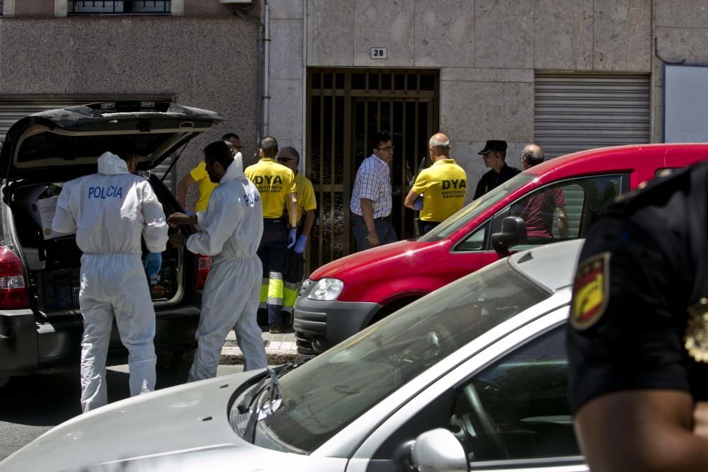 Los empleados de la funeraria proceden al traslado de los cadáveres