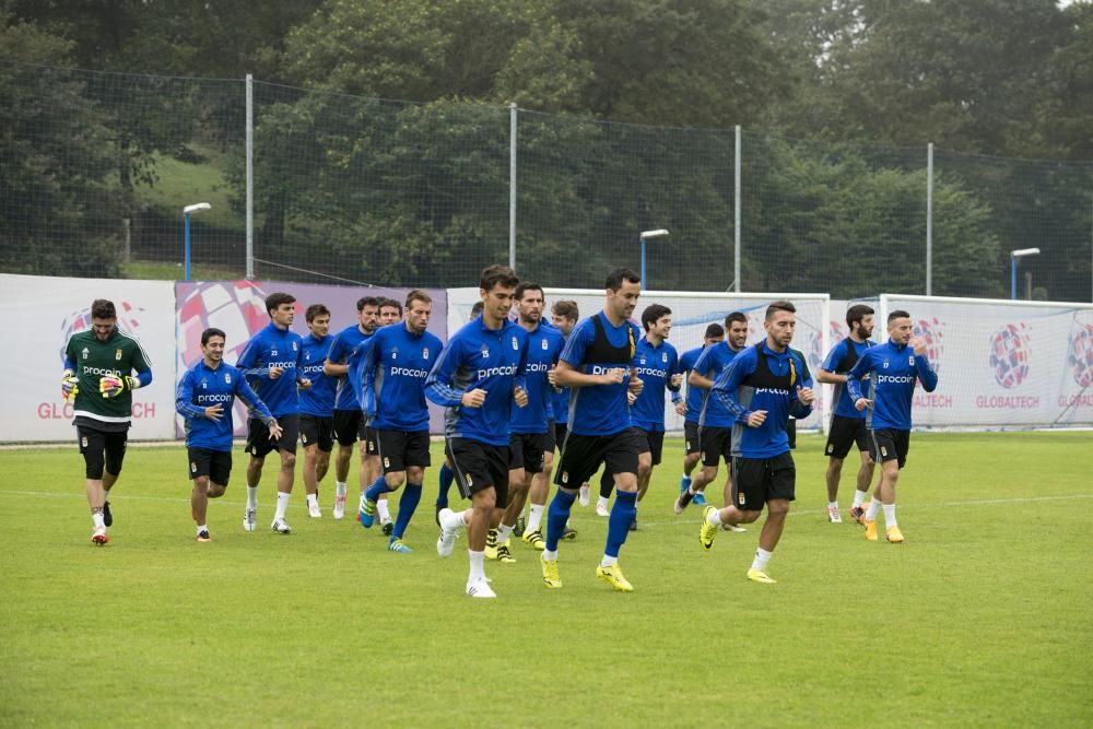 Entrenamiento del Real Oviedo con la visita del boxeador Aitor Nieto