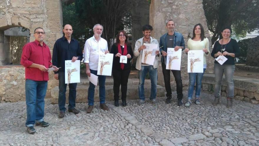 Autoridades y organizadores de la feria posan con el cartel promocional, ayer en Pollença.