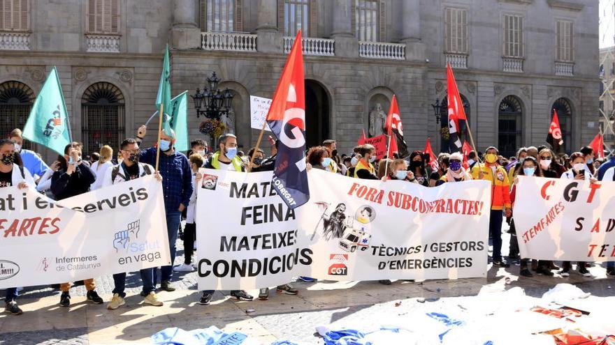Participants en la manifestació a plaça de Sant Jaume de Barcelona en el marc d&#039;una jornada de vaga del sistema sanitari