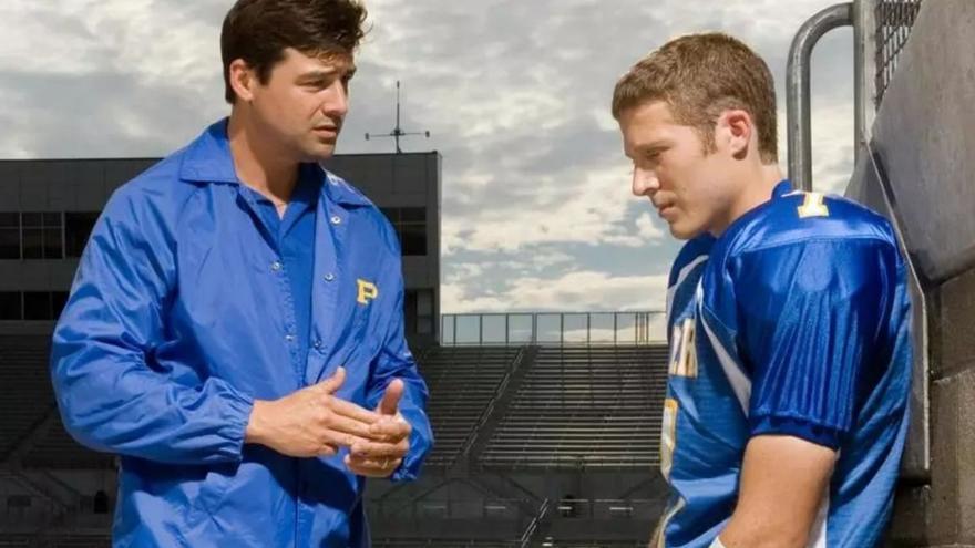 Els actors Kyle Chandler i Zach Gilford, en una imatge de la sèrie ‘Friday night lights’. | EL PERIÓDICO